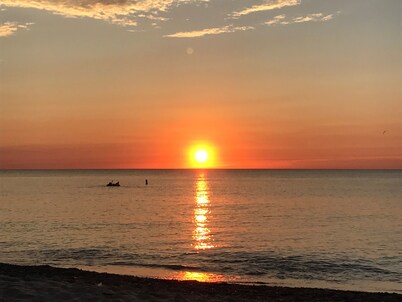 Amazing Lake Views, Beach Access, Hot Tub, Fire Pit, Screened Porch & Game Room