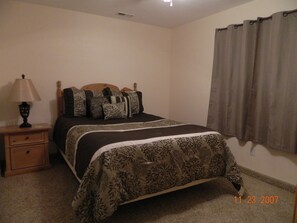 2 bedrooms, desk, iron/ironing board, travel cot - Gateway to Zion - Sleeps 8! (Hurricane)