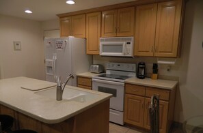 Fridge, microwave, oven, stovetop - Gateway to Zion - Sleeps 8! (Hurricane)