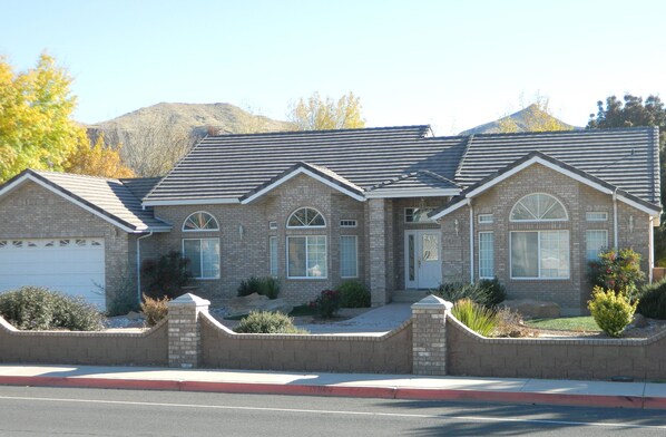 Exterior - Gateway to Zion - Sleeps 8! (Hurricane)