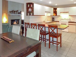 ثلاجة، ميكروويف، فرن، موقد طهي مسطح