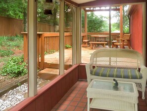 Terrace/patio - Red House in Nashville - great rates! (Nashville)
