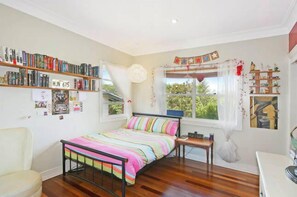 6 bedrooms, iron/ironing board, WiFi, bed sheets