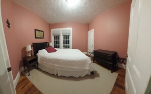 2 soverom, skrivebord, strykejern/-brett og wi-fi (inkludert)