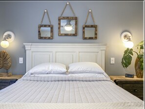 1 bedroom, iron/ironing board, WiFi, bed sheets - COZY RETREAT, short drive to Clearwater Beach  (Clearwater)