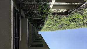 Un edificio con una escalera que conduce a una entrada protegida por una reja.