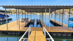 Une jetée en bois dotée d’un espace de repos abrité et d’une rampe permettant d’accéder à l’eau avec un bateau.