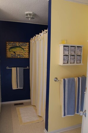 Combined shower/bathtub, towels, soap, toilet paper - 10MM Lake Getaway - 3 Br, 2 Bath - Franky & Louie's Cove! (Sunrise Beach)