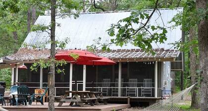 Secluded, Sam Rayburn Lakefront Cabin. Perfect Getaway for Hunters and Anglers.