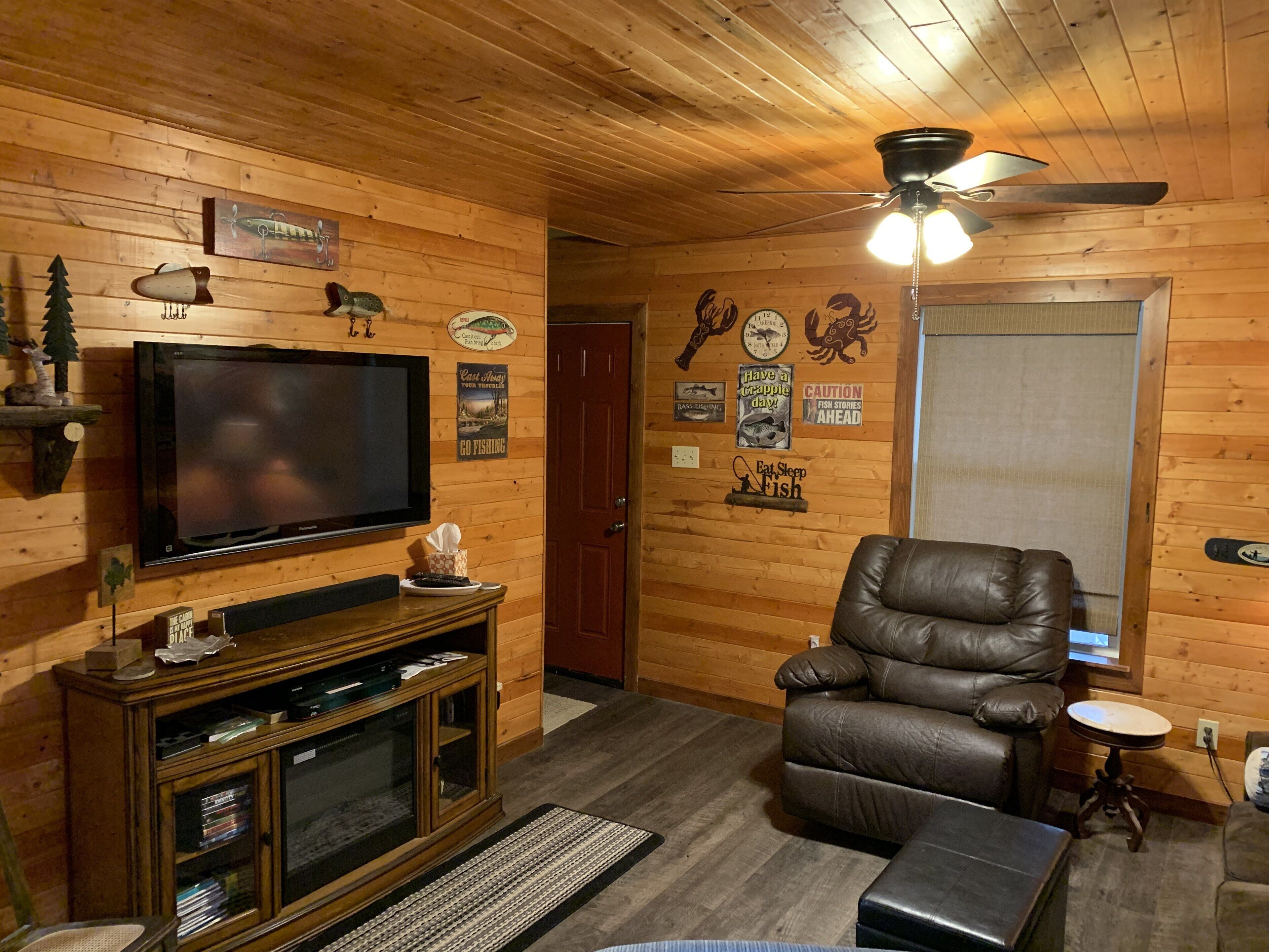 Smart-tv, een open haard, videospelletjes en een dvd-speler