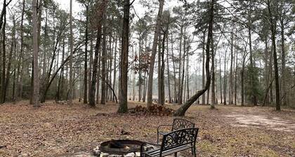 Secluded, Sam Rayburn Lakefront Cabin. Perfect Getaway for Hunters and Anglers.