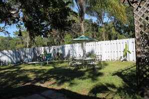 Outdoor dining - Country Cottage Home (Bradenton)