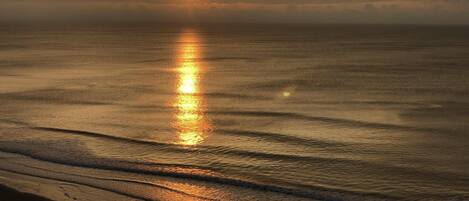 Na praia, espreguiçadeiras, toalhas de praia