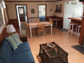 Televisión de pantalla plana, chimenea, reproductor de DVD y libros 