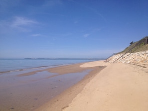 Playa en los alrededores y camastros