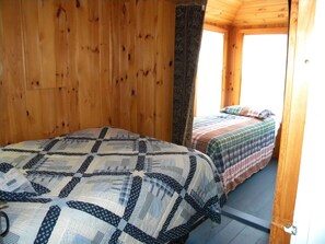2 habitaciones, tabla de planchar con plancha y cuna de viaje