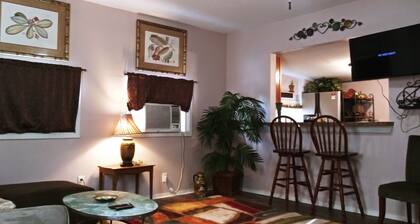 Clifton By The Sea Bungalow-2 Miles from Kemah Boardwalk- Pet Friendly