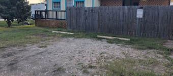 Clifton By The Sea Bungalow-2 Miles from Kemah Boardwalk Dog Friendly