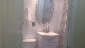 Douche, serviettes fournies, savon, shampoing