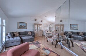 Een smart-tv, een open haard en een dvd-speler