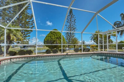 LUXURY WATERFRONT! WARM PRIVATE POOL! MIN TO BEACHES! WIFI! GRILL! BABY SUPPLIES