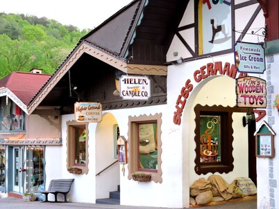 New Discounts in 2026 Downtown, Free Parking  2RokuTVs, 2KingB, Free Wi-Fi