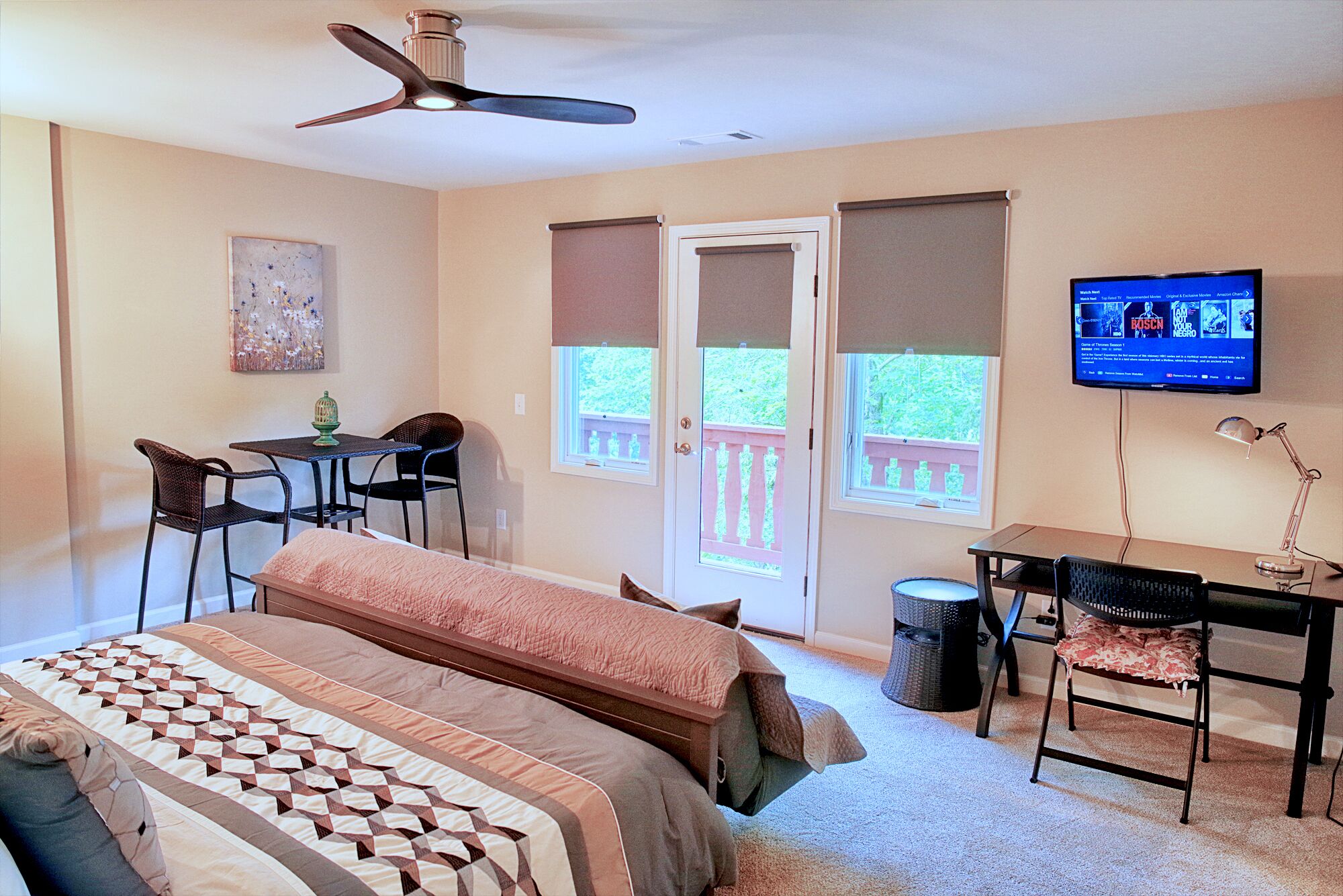 2 sovrum, allergitestade sängkläder, skrivbord och strykjärn/strykbräda