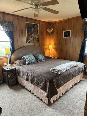 4 makuuhuonetta, työpöytä, silitysrauta/-lauta, vauvan matkasänky