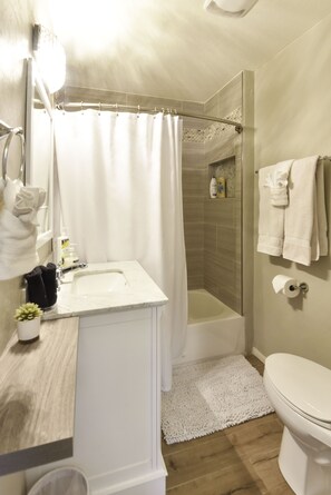 Haartrockner, Handtücher, Seife, Toilettenpapier