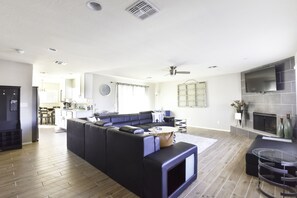 Smart-TV, Kamin, DVD-Player