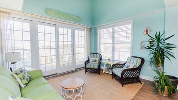 Een smart-tv, een dvd-speler en tafelvoetbal