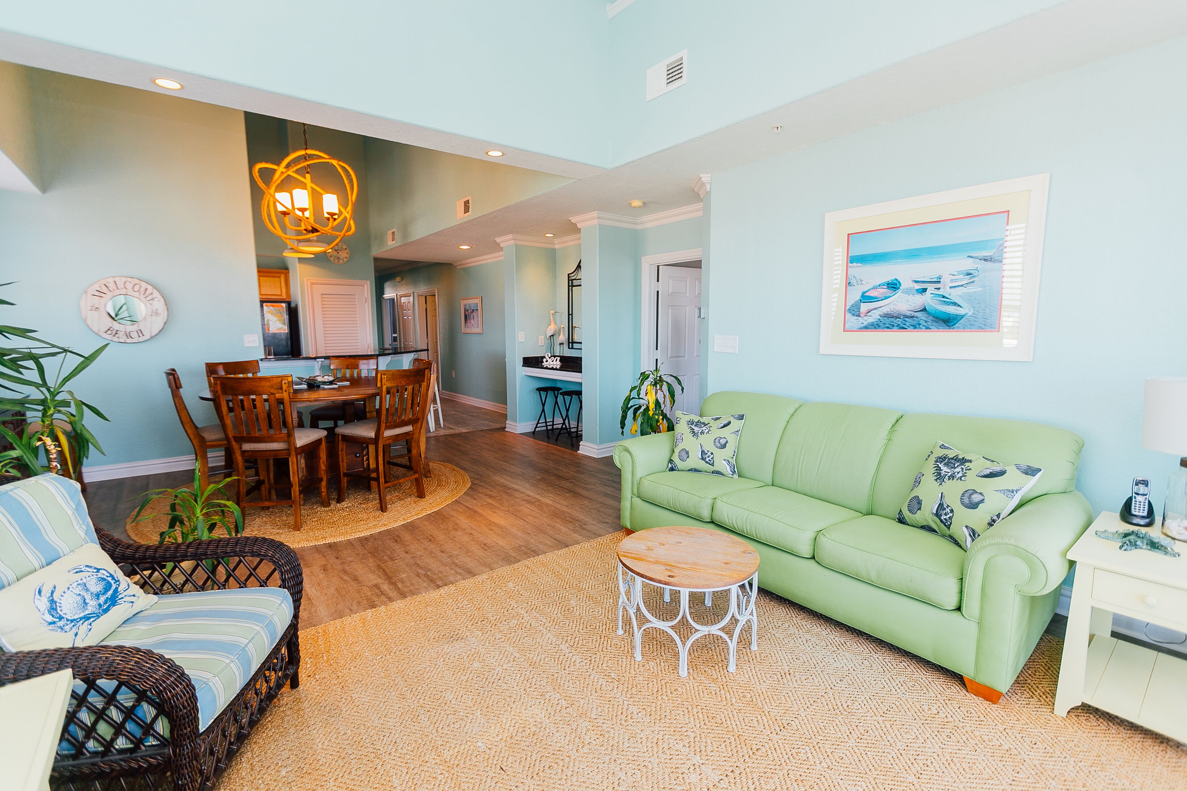 Een smart-tv, een dvd-speler en tafelvoetbal