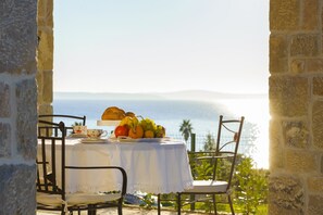 Outdoor dining - Stone Villa w/ private pool, enchanting sea view, close to the beach (Podstrana)