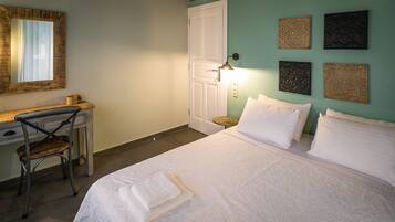 1 habitación, tabla de planchar con plancha y cuna de viaje