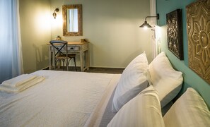 1 habitación, tabla de planchar con plancha y cuna de viaje 