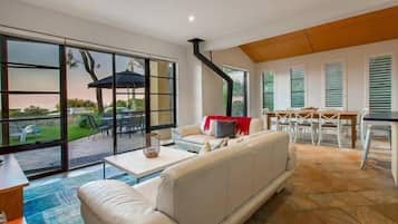 Fladskærms-tv, pejs, dvd-afspiller, stereoanlæg