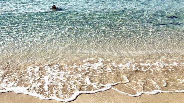 A beach with clear water and a person swimming. - Panoramic Bay Views - Pet friendly & only a  5 minute stroll to town (Dunsborough)