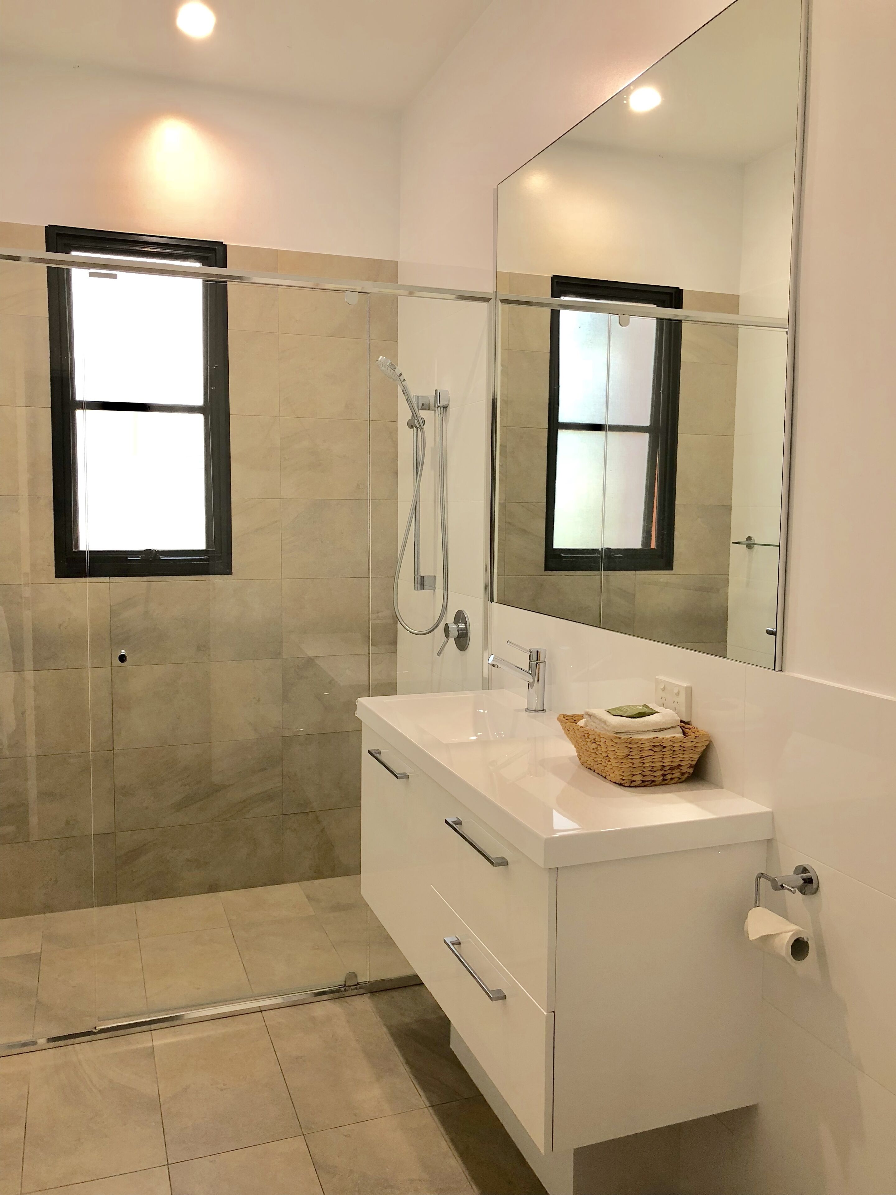 Panoramic Bay Views - Pet friendly & only a  5 minute stroll to town — image 9