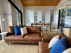 Flat-screen TV, fireplace, DVD player, stereo - Panoramic Bay Views - Pet friendly & only a  5 minute stroll to town (Dunsborough)