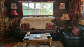 Smart TV, DVD player, books -  11 miles to Kings Canyon Natl Park with Wi-Fi, and No Cleaning Fee. (Miramonte)