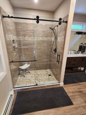Ensemble douche/baignoire, baignoire à jets, serviettes fournies