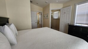 1 bedroom, iron/ironing board, travel crib, free WiFi - Oceanside home, dock,kayaks,bikes,pool,fishing,109 (Cudjoe Key)