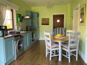 Réfrigérateur, four, plaque de cuisson, cafetière/bouilloire