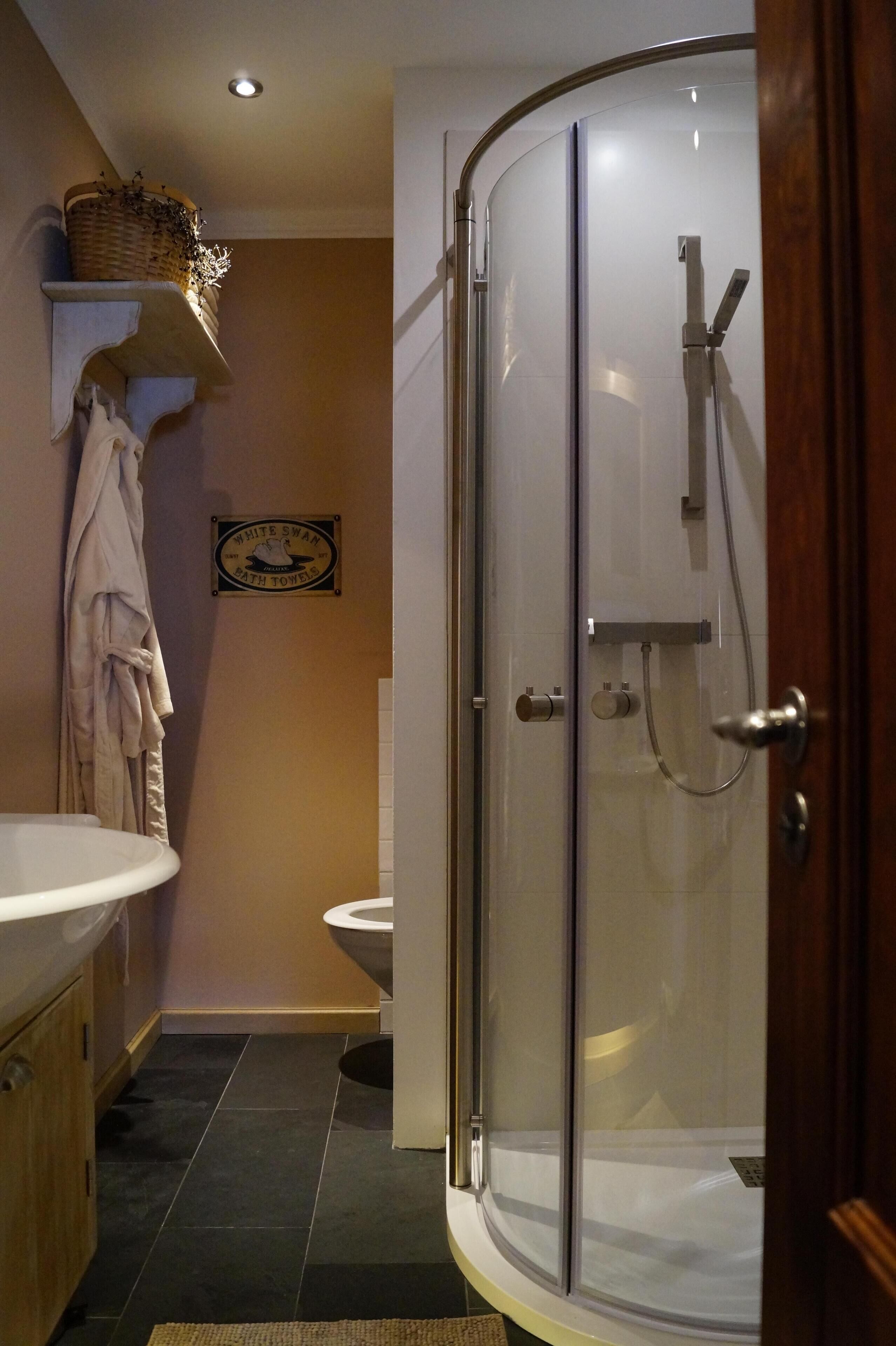 Een douche, een haardroger, handdoeken, zeep