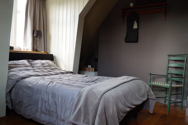 1 bedroom, travel cot, free WiFi, bed sheets