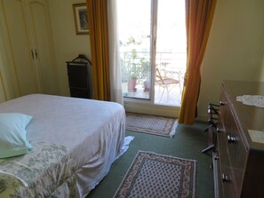 2 makuuhuonetta, silitysrauta/-lauta, ilmainen Wi-Fi, vuodevaatteet