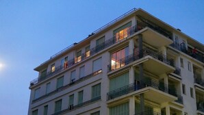 En byggnad med flera våningar, balkonger och fönster.