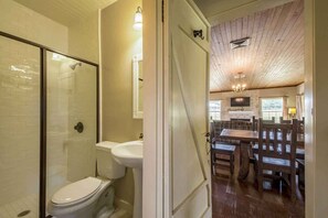Badewanne, Haartrockner, Handtücher, Seife