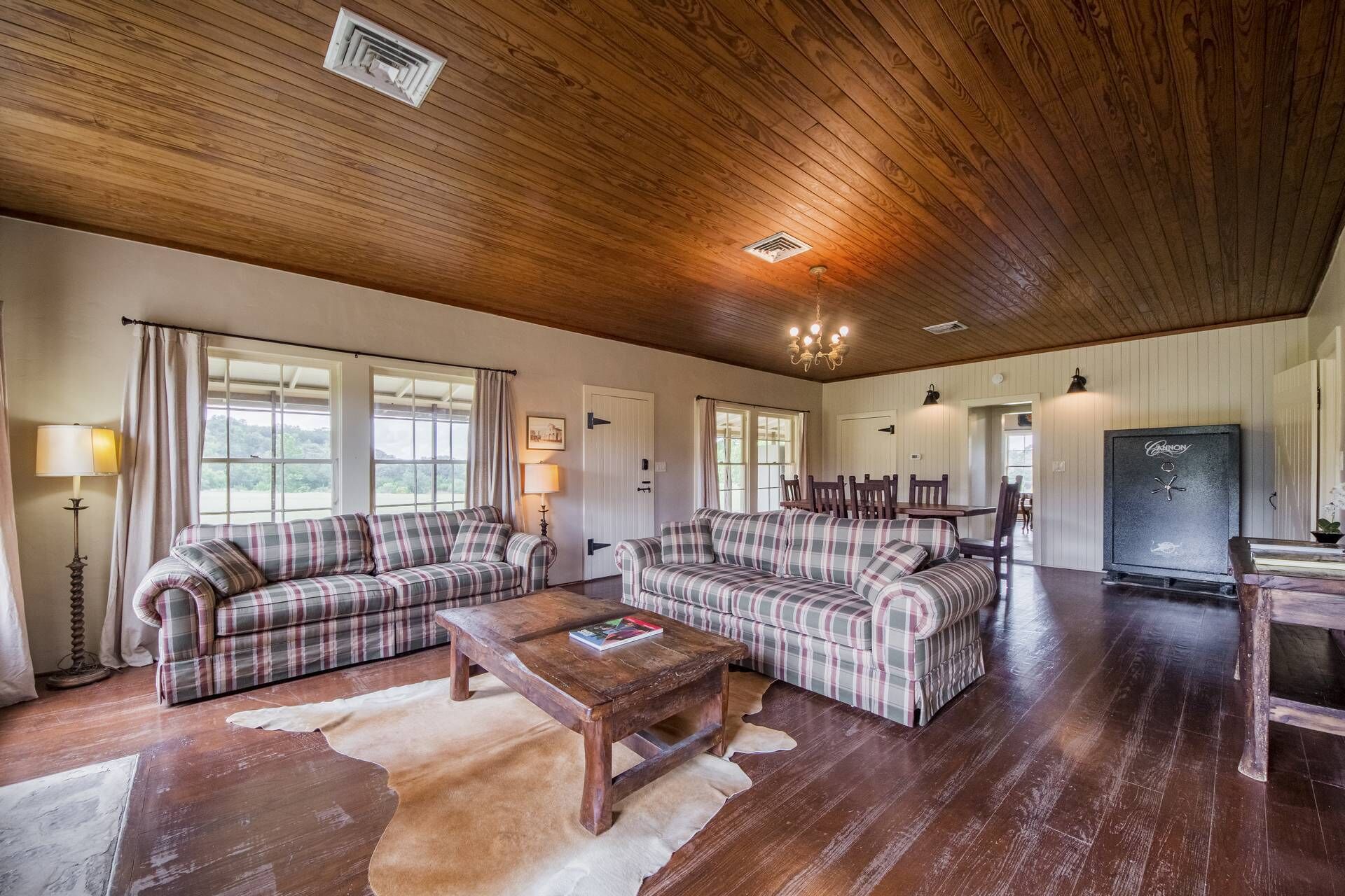 Smart TV, fireplace, stereo