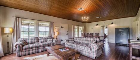 Smart TV, fireplace, stereo